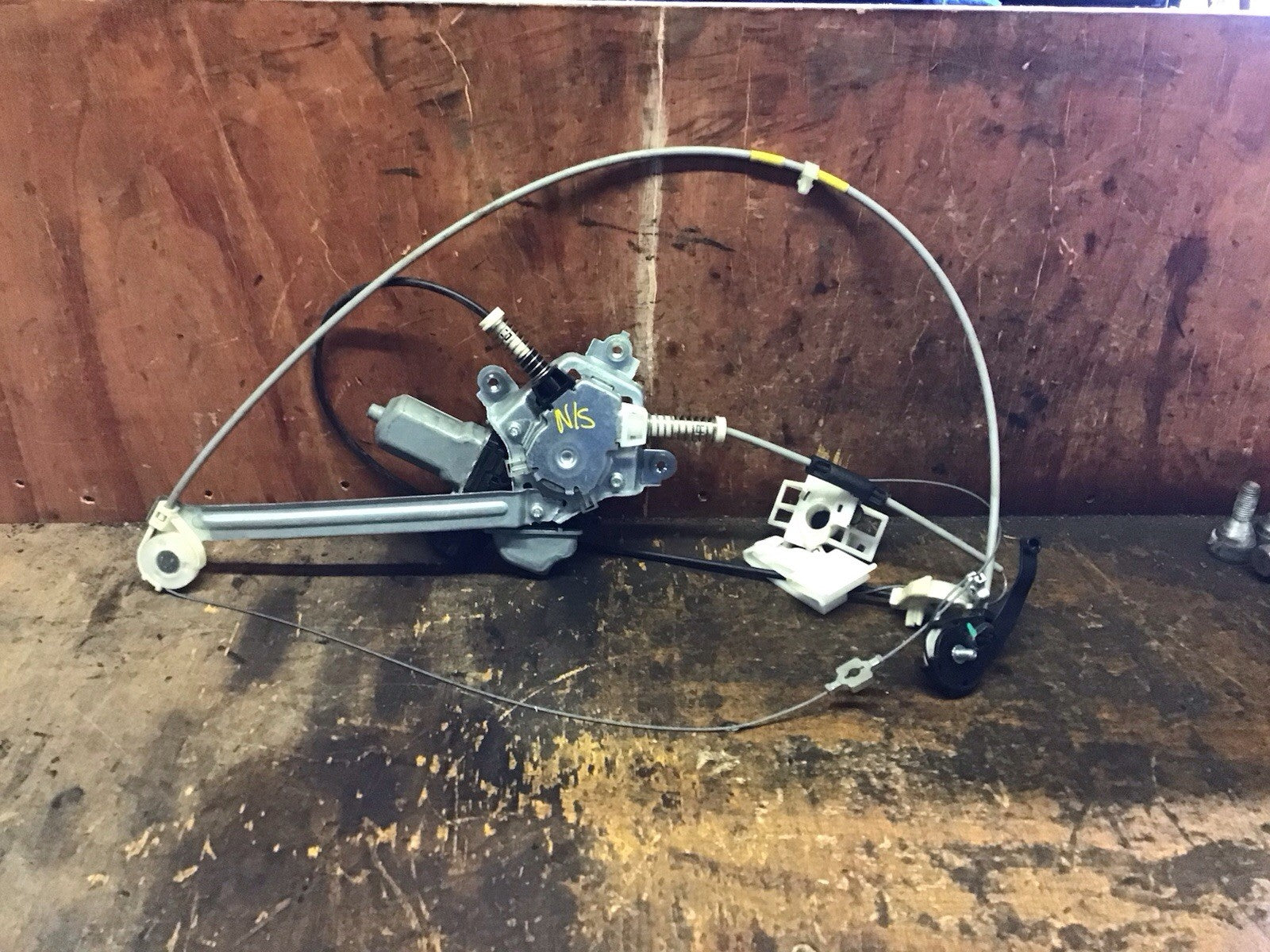 TOYOTA IQ PASSENGERS FRONT WINDOW MOTOR AND REGULATOR 85720 74011 09 20140