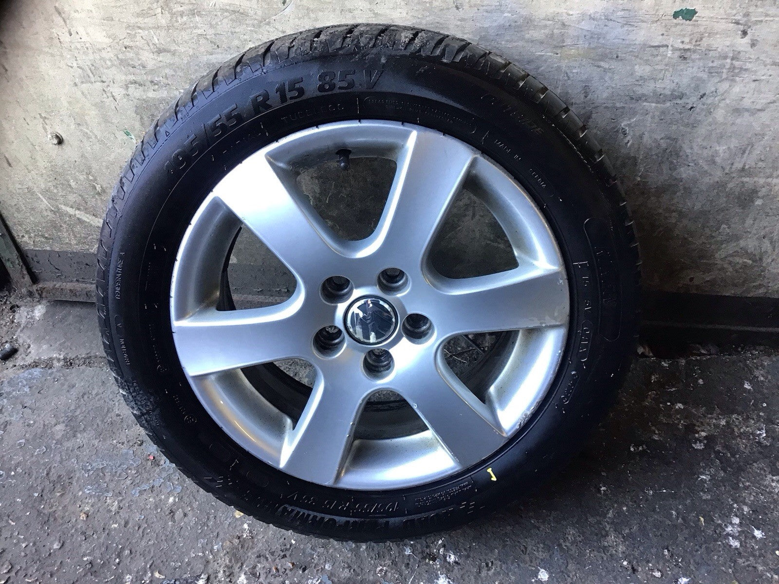 VOLKSWAGEN POLO 9N3 ALLOY WHEEL 15'' 6Q0601025R WITH TYRE 195X55X15 2005 20091