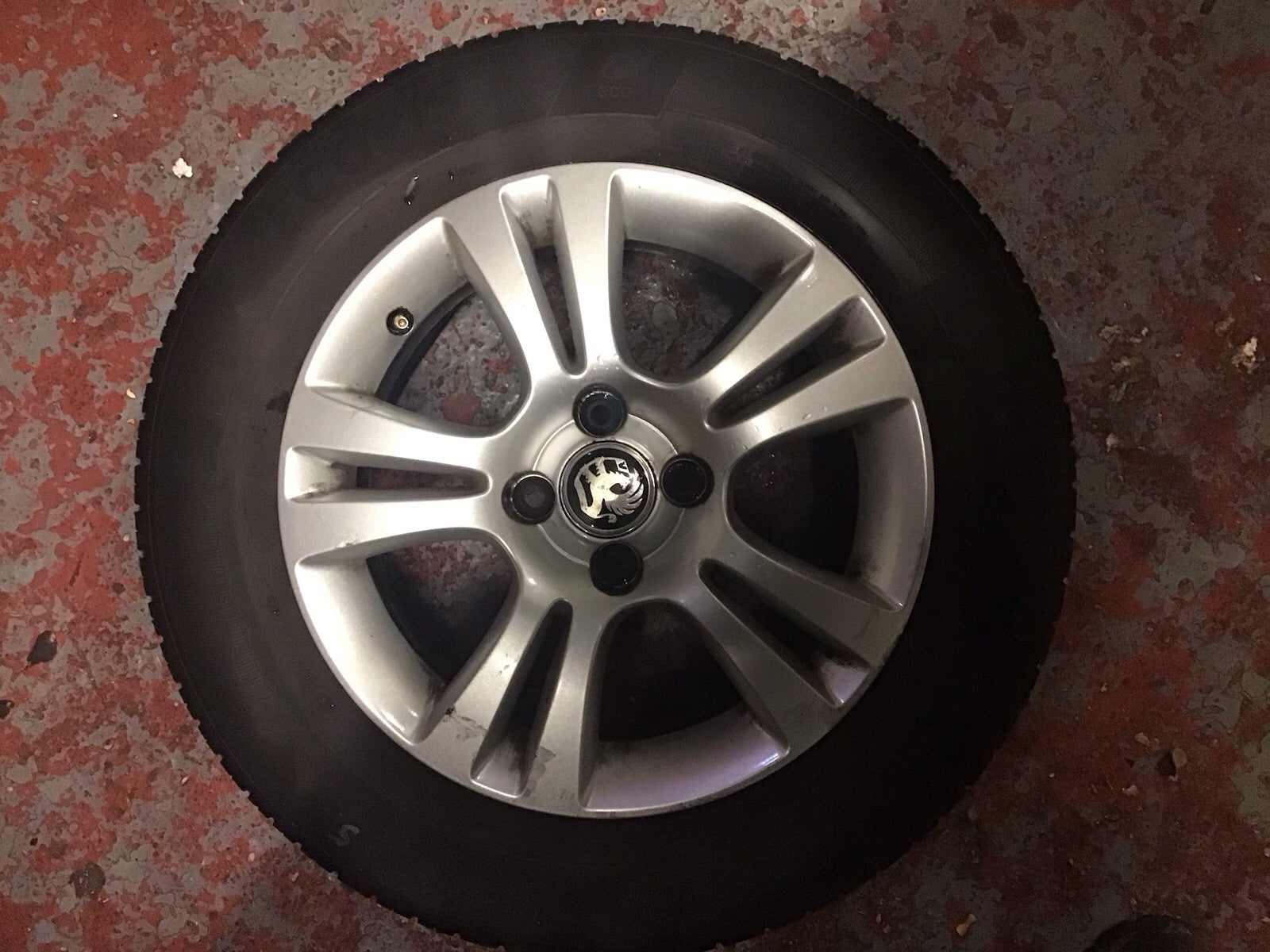 VAUXHALL CORSA D ALLOY WHEEL 15'' ET39 T093 AND TYRE 185X65X15 2006 20141