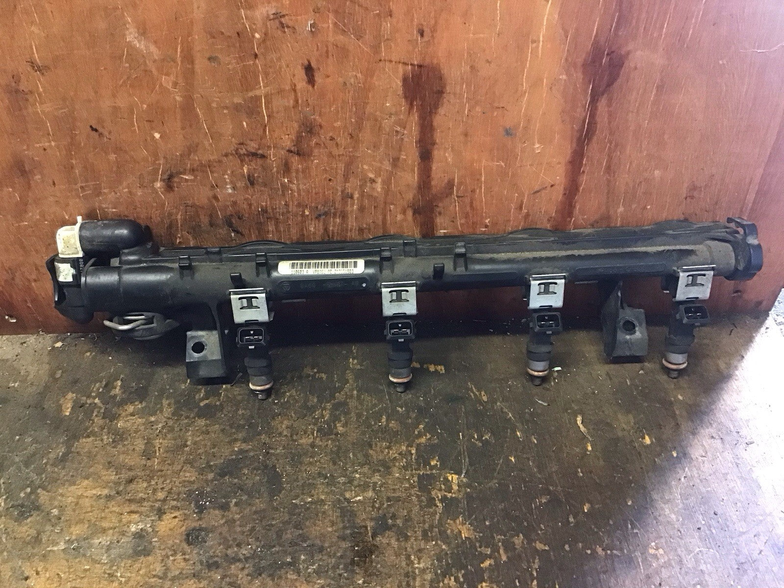 FORD FIESTA MK7 C MAX 1.4 FUEL RAIL WITH INJECTORS 8A6G 9H487 AB 02801582071