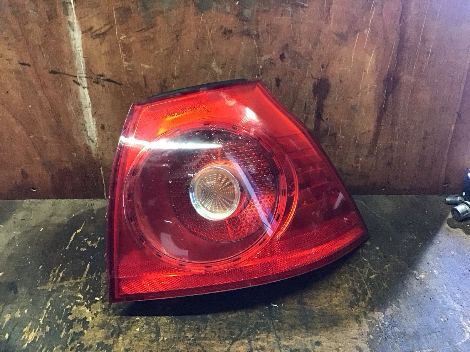 VOLKSWAGEN GOLF MK5 DRIVER'S SIDE O/S REAR LIGHT 2004 20090