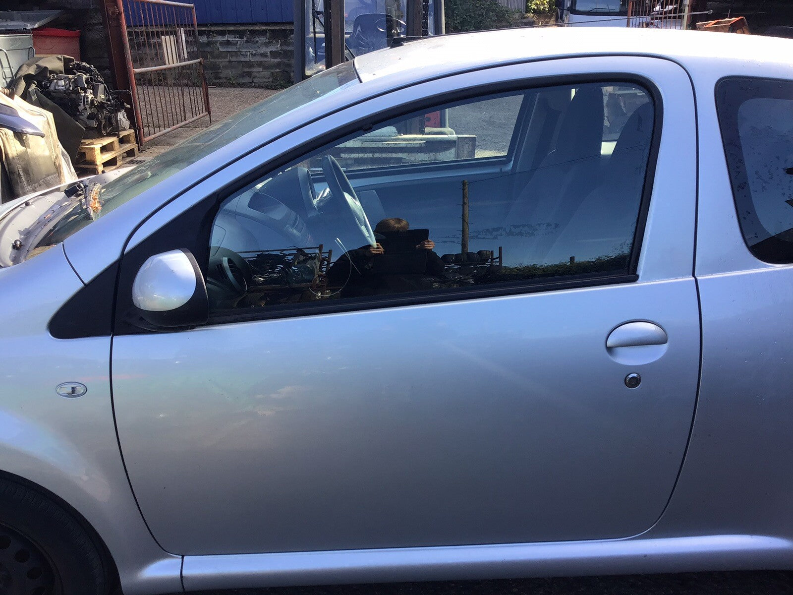 TOYOTA AYGO MK1 PASSENGER'S SIDE FRONT DOOR SATIN SILVER CODE 1E7 3 DOOR 2005 140
