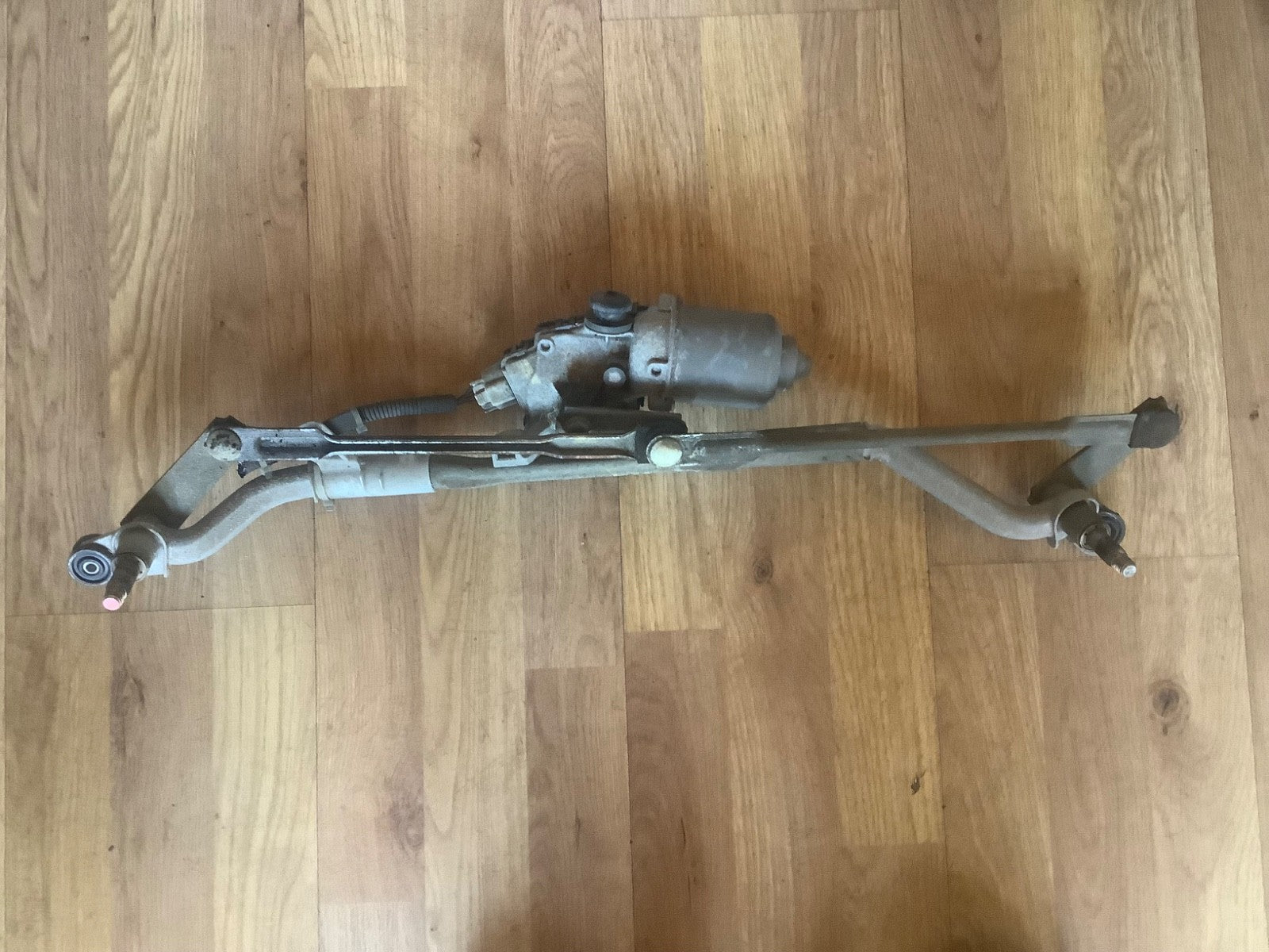 TOYOTA IQ FRONT WIPER MOTOR AND LINKAGE 85110 74040 2009 20140