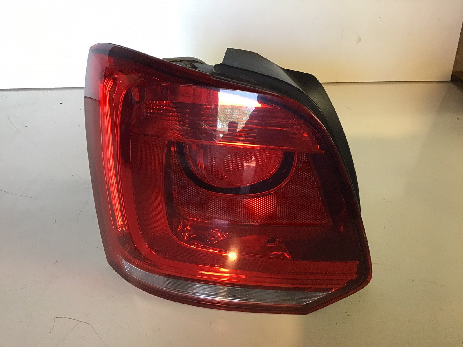 VOLKSWAGEN POLO 6R PASSENGER'S SIDE N/S REAR LIGHT 6R0945095 2009 20131