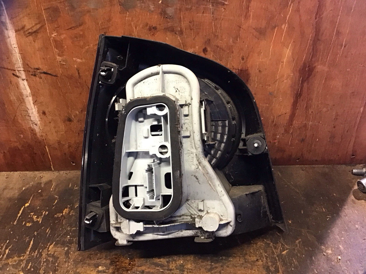 VOLKSWAGEN POLO 9N3 DRIVERS'S SIDE O/S REAR LIGHT REAR LIGHT CLUSTER 2005 20095