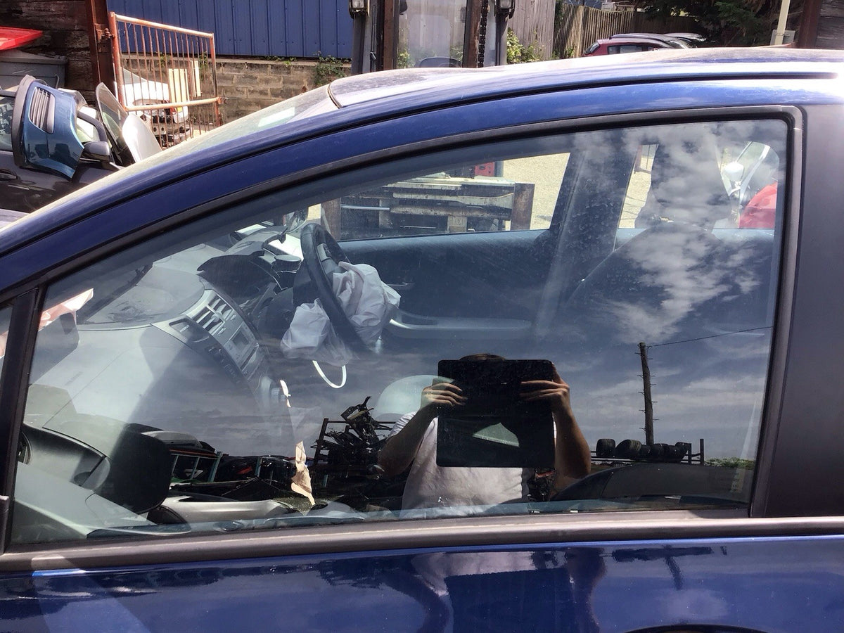 TOYOTA YARIS MK2 PASSENGERS SIDE FRONT DOOR WINDOW GLASS 5 DOOR 2005 20117