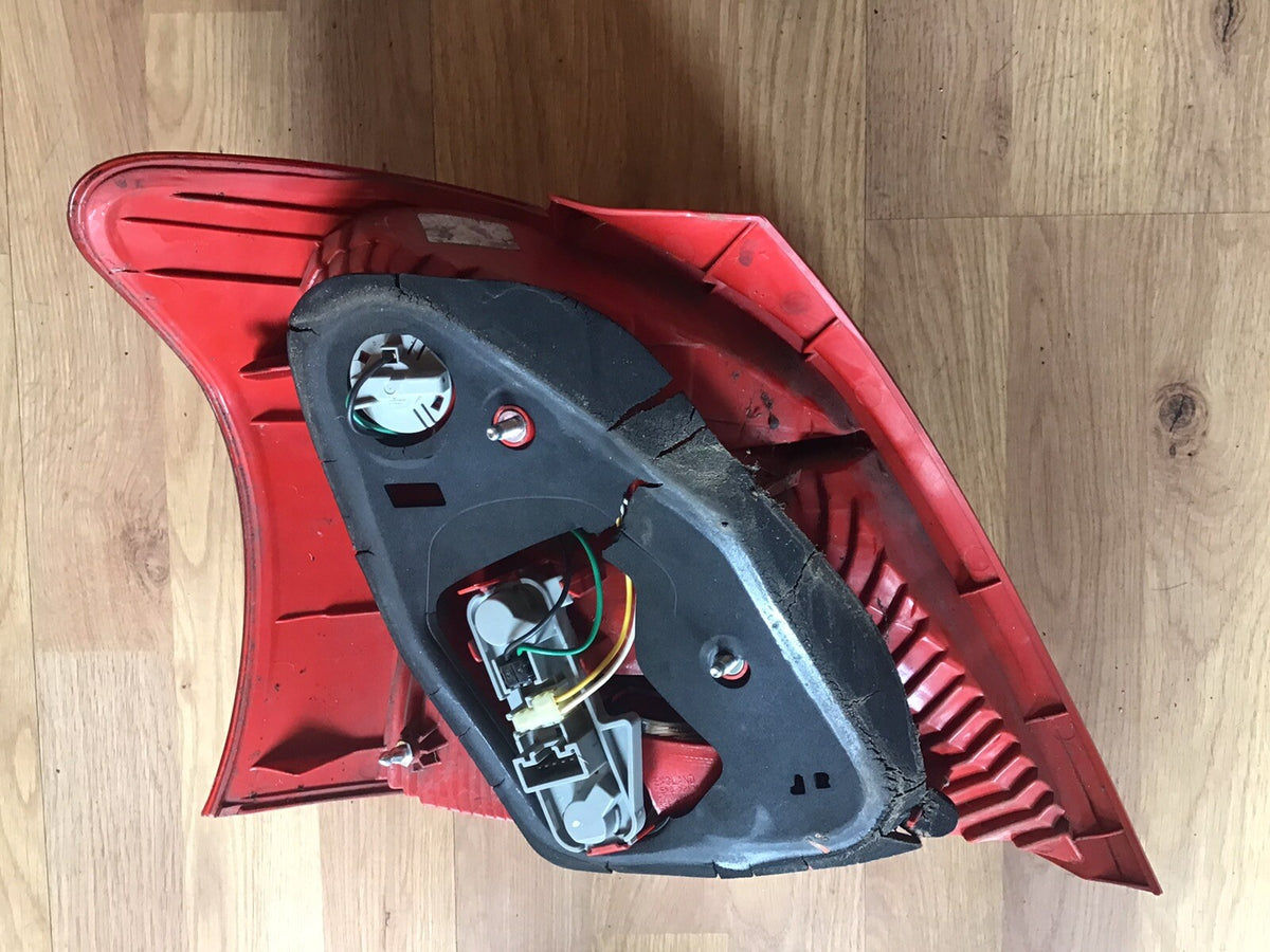 TOYOTA YARIS MK2 DRIVER'S SIDE O/S REAR LIGHT 2006 20114