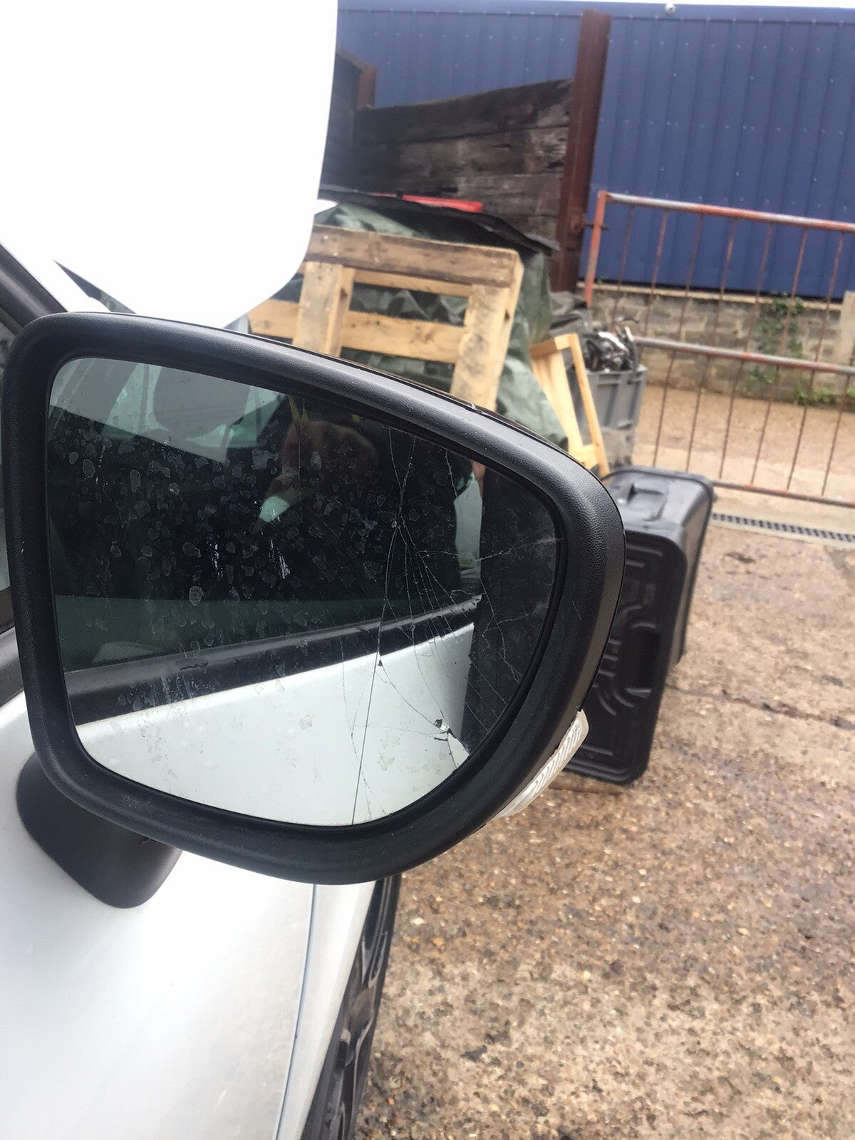 RENAULT CLIO MK4 DRIVER'S SIDE O/S CRACKED DOOR MIRROR ELECTRIC IN BLACK 2013 198