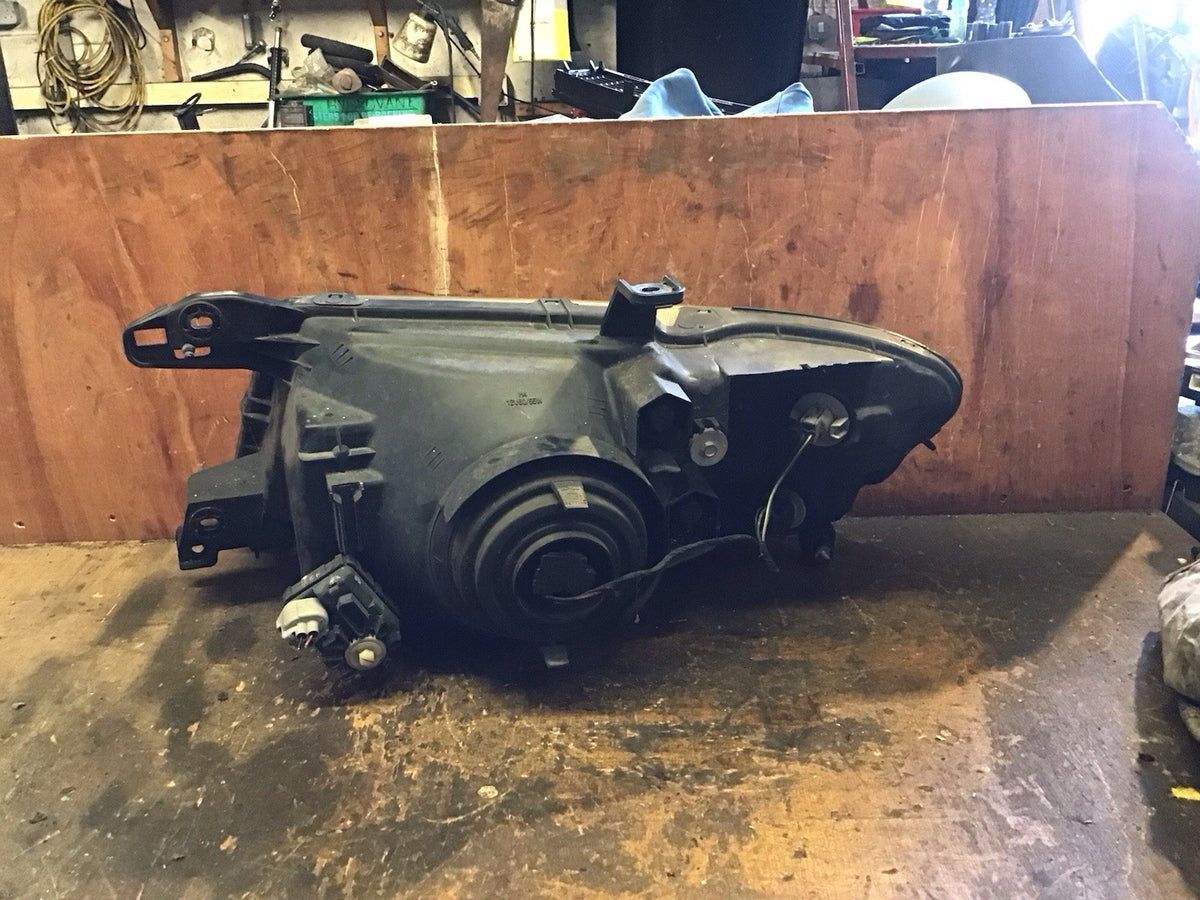 MITSUBISHI SHOGUN MK3 DRIVERS SIDE O/S HEADLIGHT  2000 20064