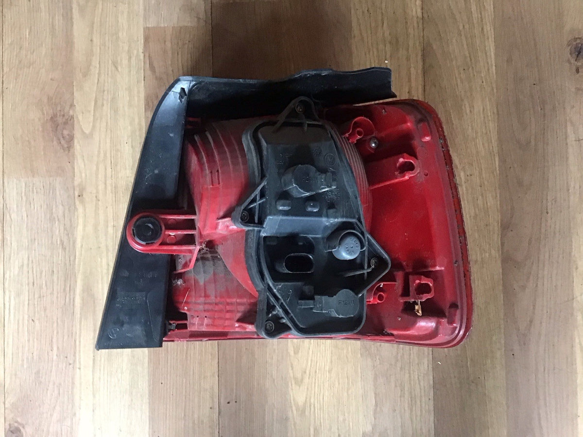 VOLKSWAGEN TOURAN PASSENGER'S SIDE N/S REAR LIGHT 1T0945095R 2010 20155