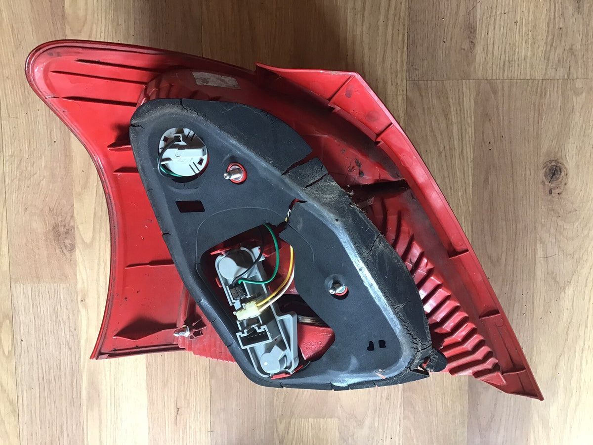 TOYOTA YARIS MK2 DRIVER'S SIDE O/S REAR LIGHT 2006 20115