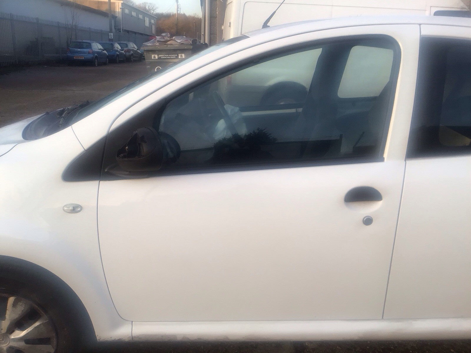PEUGEOT 107 PASSENGER SIDE N/S FRONT DOOR WHITE KWD 5 DOOR 05 131