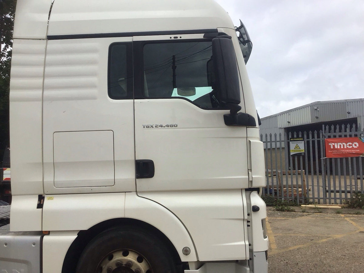 MAN TGX 24.460 DRIVER SIDE O/S DOOR IN WHITE WITHOUT MIRROR 2016 20192