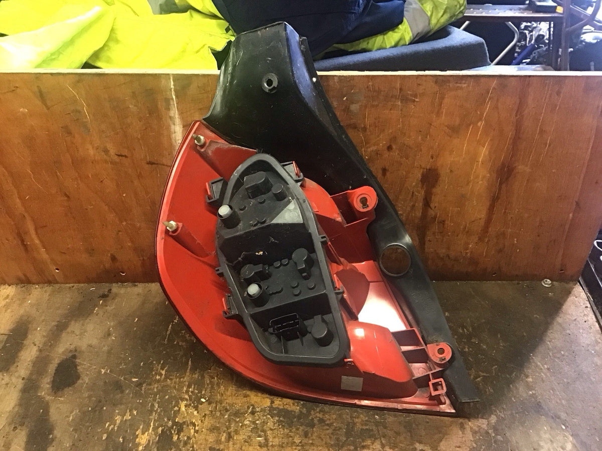 RENAULT CLIO DRIVERS SIDE O/S REAR LIGHT 89035080 2007 20145