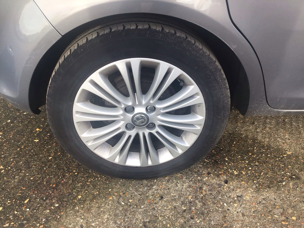 VAUXHALL CORSA ALLOY WHEEL 16'' 13298019 AND TYRE 195X55X16 2006 20145