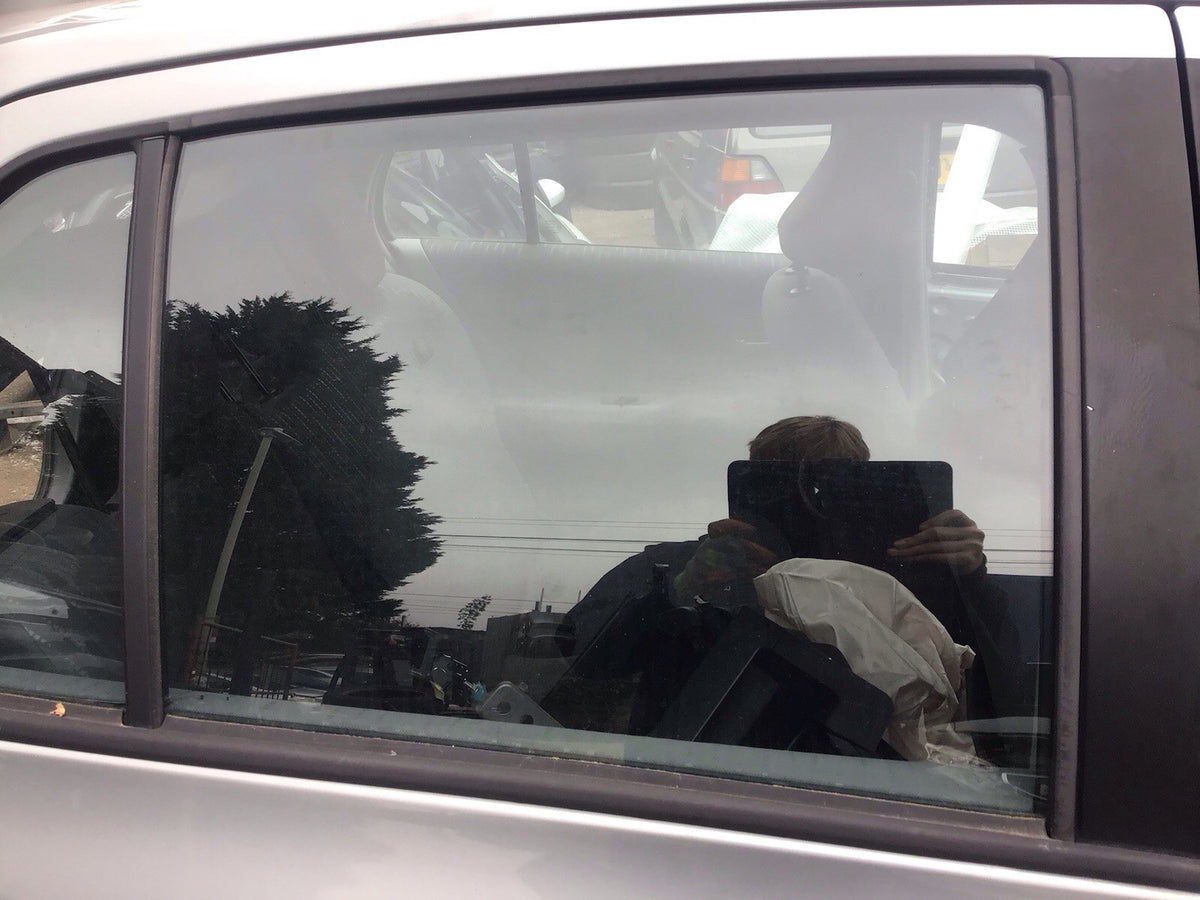 TOYOTA YARIS MK2 DRIVER SIDE REAR DOOR WINDOW GLASS 5 DOOR 2005 20113