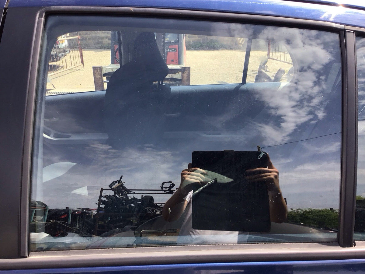 TOYOTA YARIS MK2 PASSENGER SIDE REAR DOOR WINDOW GLASS 5 DOOR 2005 20110
