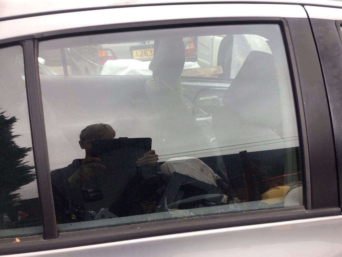 TOYOTA YARIS MK2 DRIVER SIDE REAR DOOR WINDOW GLASS 5 DOOR 2005 20115