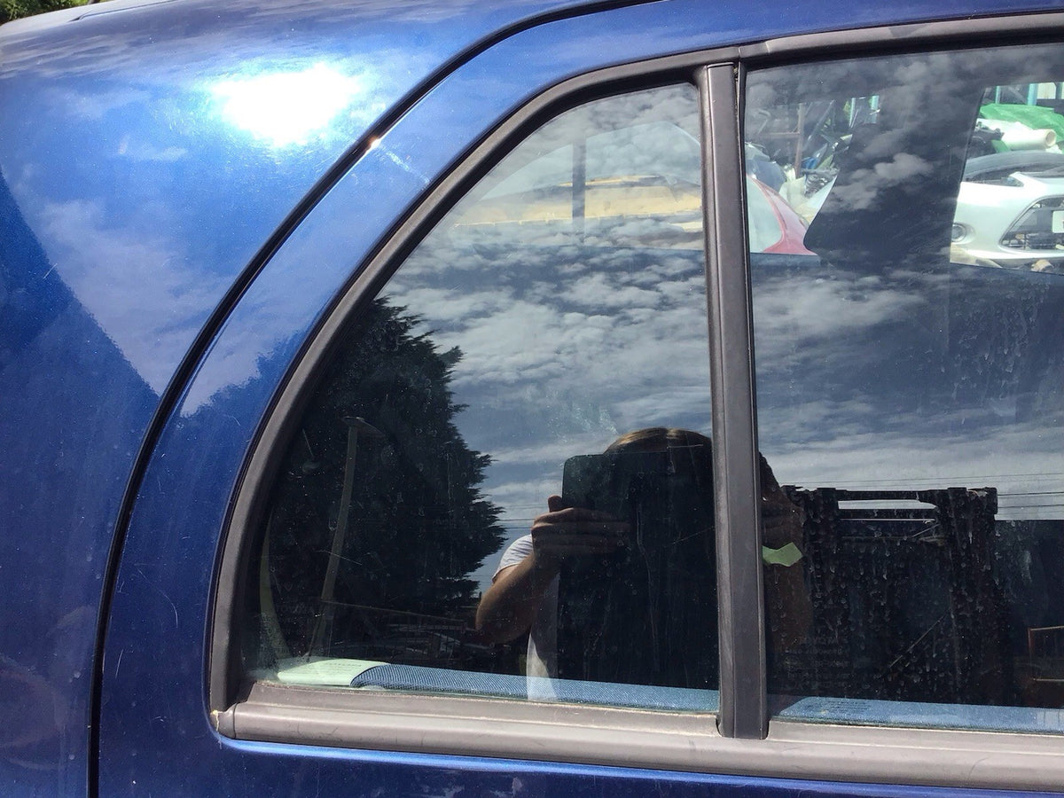 TOYOTA YARIS MK2 DRIVERS SIDE REAR DOOR WINDOW QUARTER GLASS 5 DOOR 2005 20111