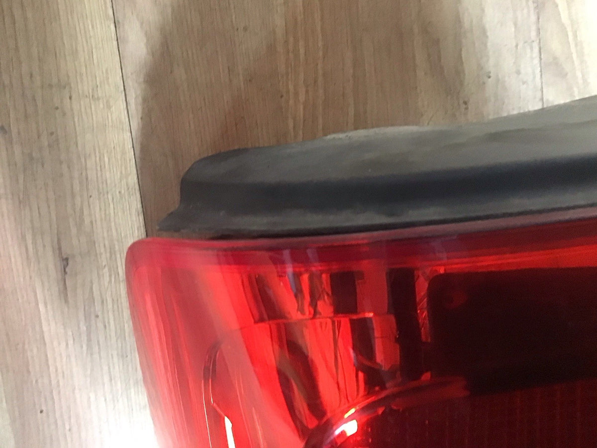 VOLKSWAGEN TOURAN PASSENGER'S SIDE N/S REAR LIGHT 1T0945095R 2010 20156