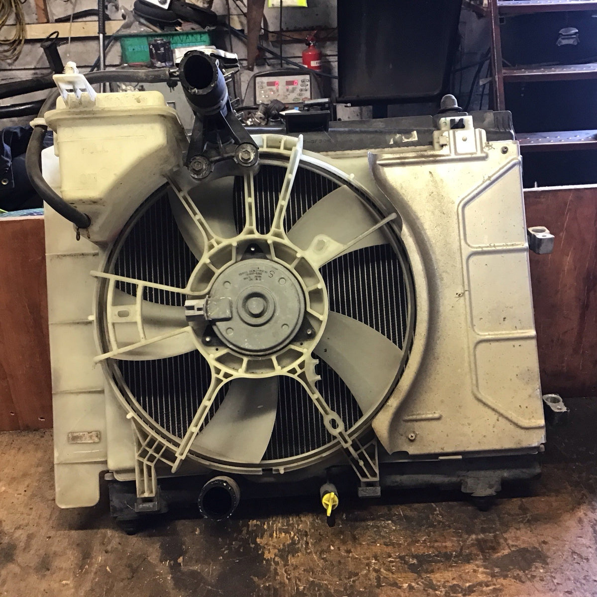 TOYOTA YARIS MK2 1.3 MANUAL PETROL RADIATOR FAN MF422000 7820 2006 20101