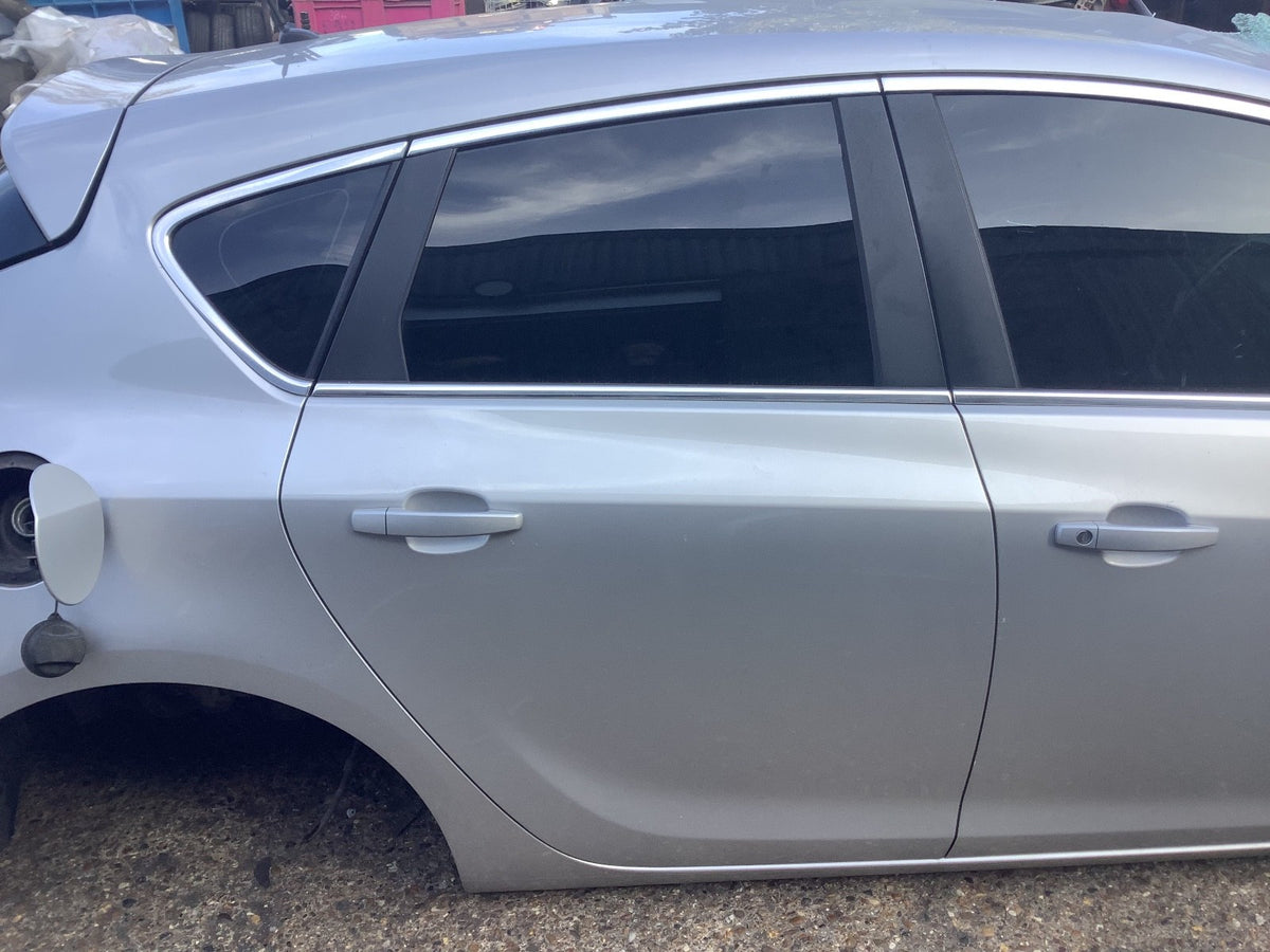 VAUXHALL ASTRA J DRIVER'S SIDE O/S REAR DOOR SOVERIGN SILVER Z176 2009 20151