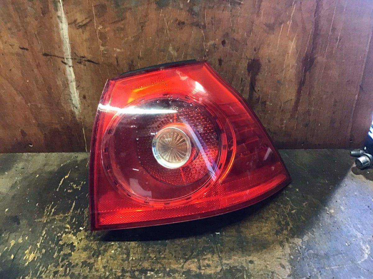 VOLKSWAGEN GOLF MK5 DRIVER'S SIDE O/S  REAR LIGHT 2004 20091