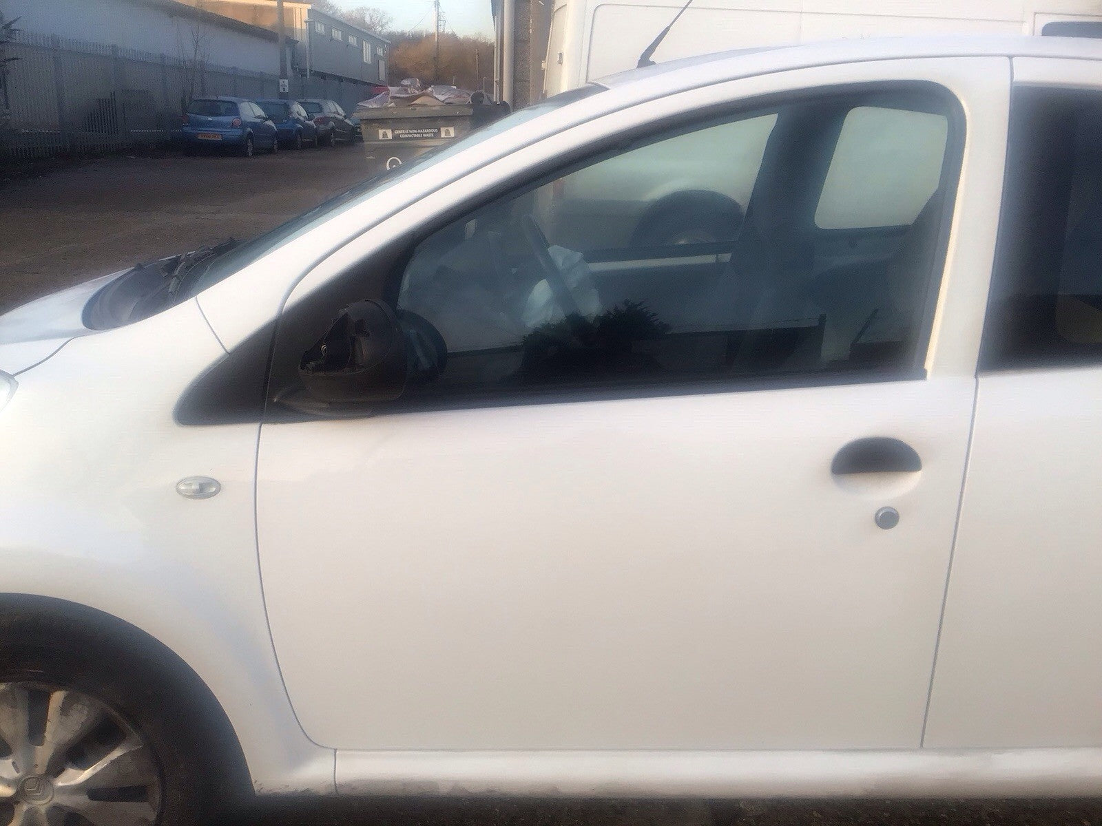 PEUGEOT 107 PASSENGER SIDE N/S FRONT DOOR WHITE KWD 5 DOOR 05 130