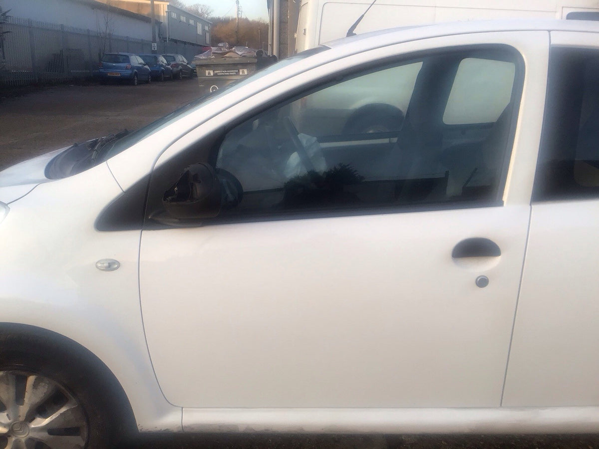 PEUGEOT 107 PASSENGER SIDE N/S FRONT DOOR WHITE KWD 5 DOOR 05 130