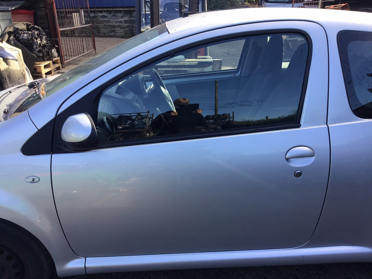 TOYOTA AYGO MK1 PASSENGER'S SIDE FRONT DOOR SATIN SILVER CODE 1E7 3 DOOR 2005 141