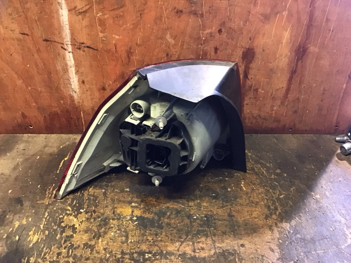 VOLKSWAGEN GOLF MK5 DRIVER'S SIDE O/S  REAR LIGHT 2004 20095