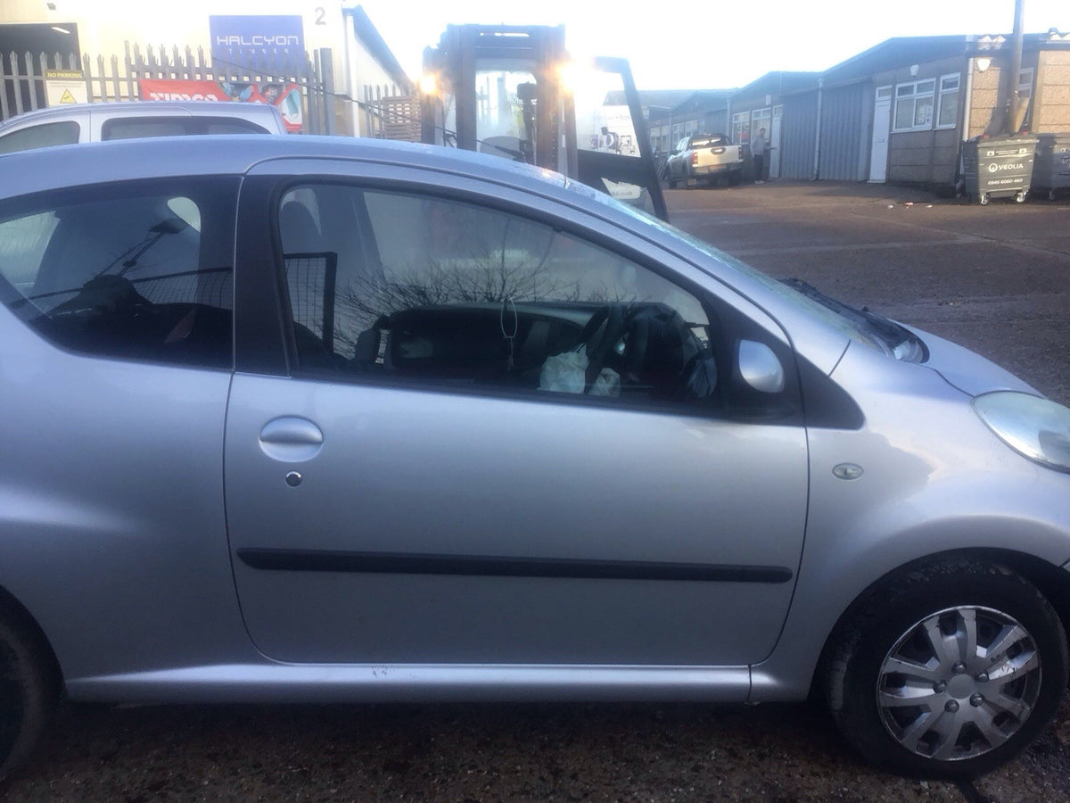 CITROEN C1 DRIVER SIDE O/S FRONT DOOR SILVER METALLIC KTB 3 DOOR 05 147