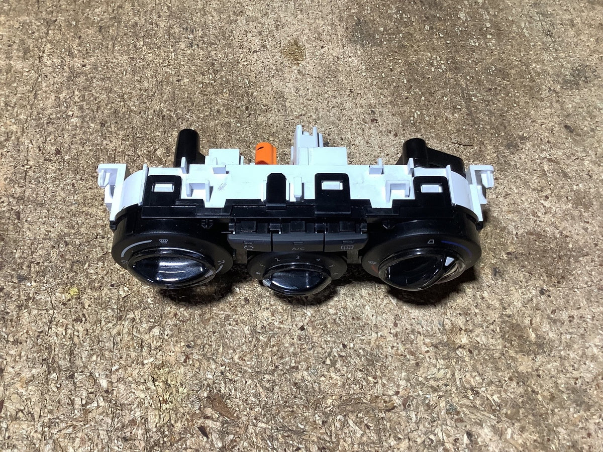 PEUGEOT 208 HEATER CLIMATE CONTROL UNIT SWITCH E1063071 2013 20184