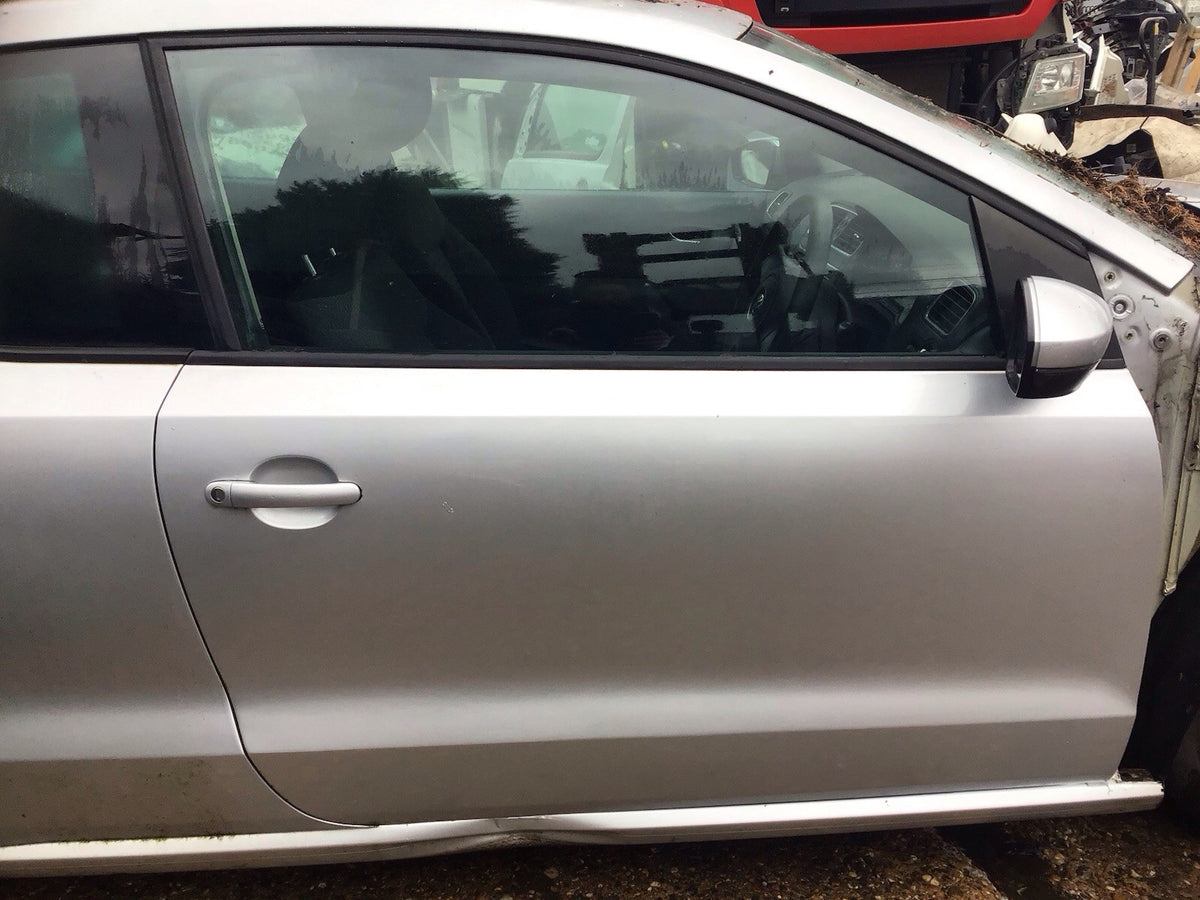 VOLKSWAGEN POLO 6R DRIVERS SIDE O/S FRONT DOOR REFLEX SILVER LA7W 2009 20171