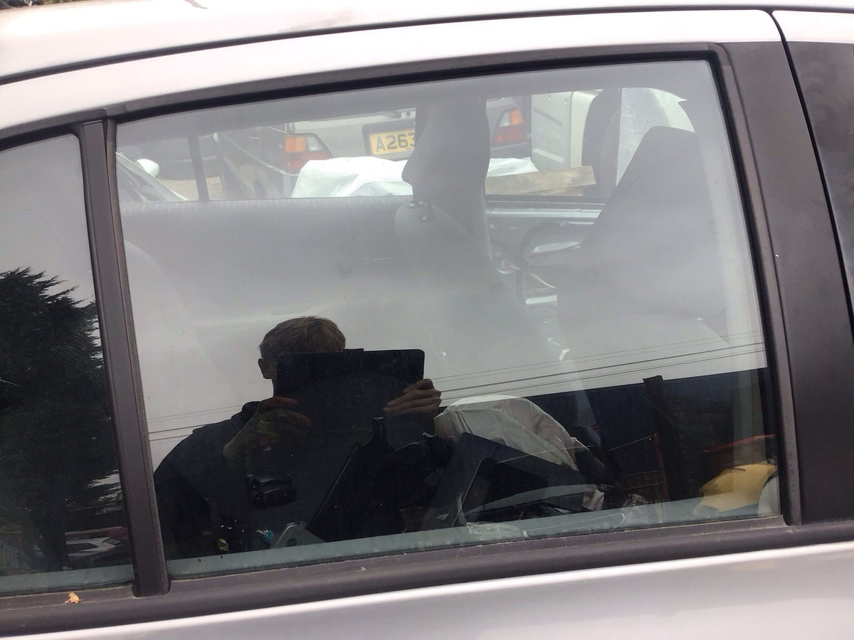 TOYOTA YARIS MK2 DRIVER SIDE REAR DOOR WINDOW GLASS 5 DOOR 2005 20116