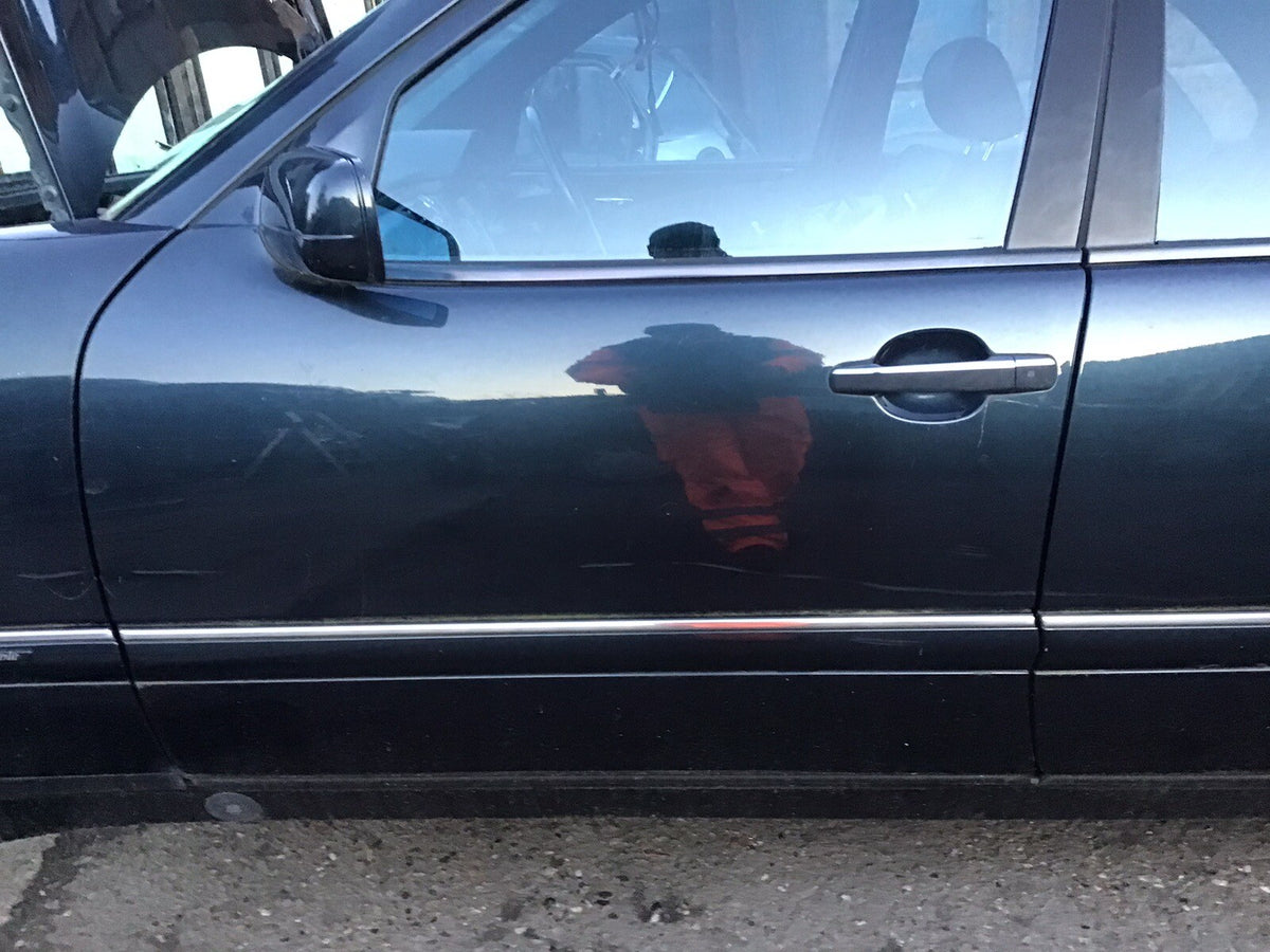 MERCEDES E CLASS W210 PASSENGER'S SIDE N/S/F FRONT DOOR SALOON 1996 200210