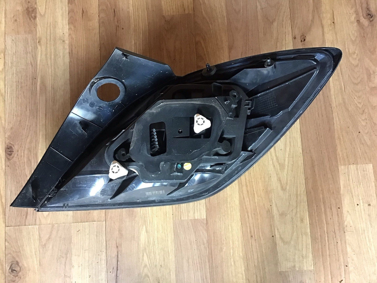 VAUXHALL ASTRA H PASSENGER'S SIDE N/S REAR LIGHT CLUSTER 13252443 2005 20094