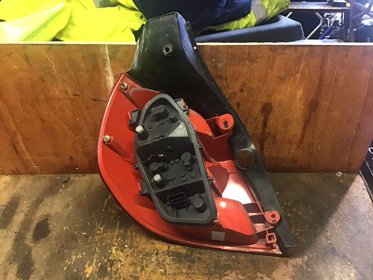 RENAULT CLIO DRIVERS SIDE O/S REAR LIGHT 89035080 2007 20144
