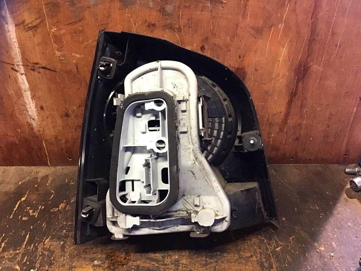 VOLKSWAGEN POLO 9N3 DRIVERS'S SIDE O/S REAR LIGHT REAR LIGHT CLUSTER 2005 20096