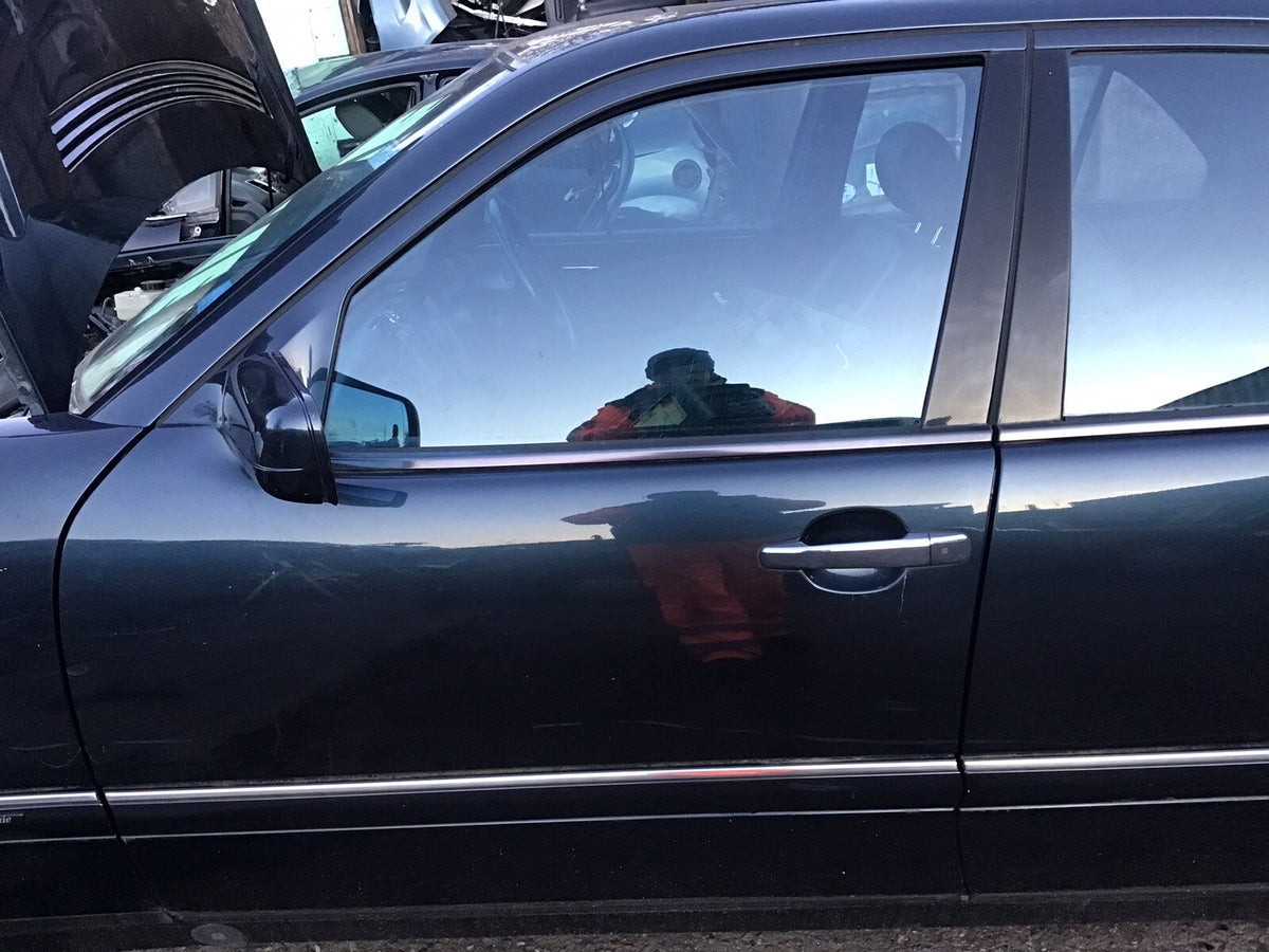 MERCEDES E CLASS W210 PASSENGER'S SIDE N/S/F FRONT DOOR SALOON 1996 20021