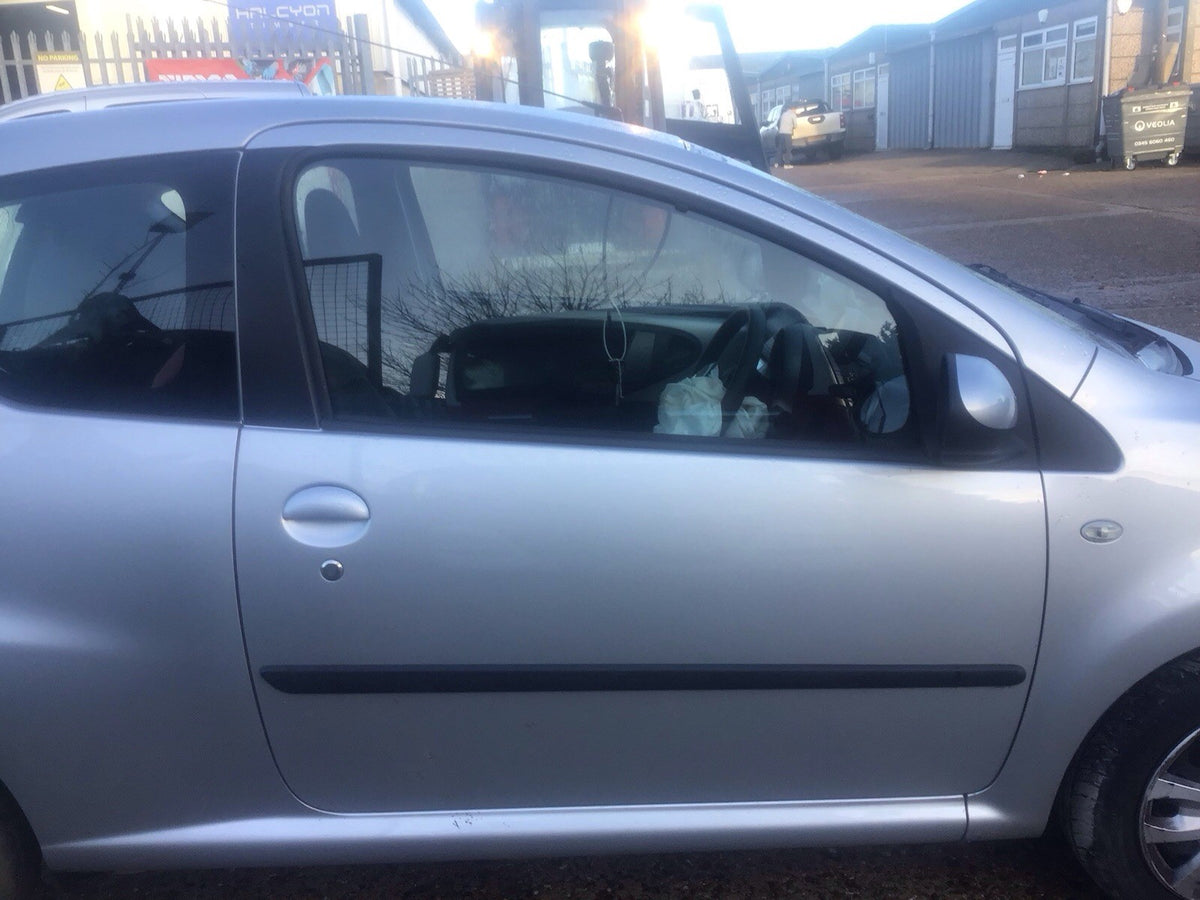 CITROEN C1 DRIVER SIDE O/S FRONT DOOR SILVER METALLIC KTB 3 DOOR 05 142