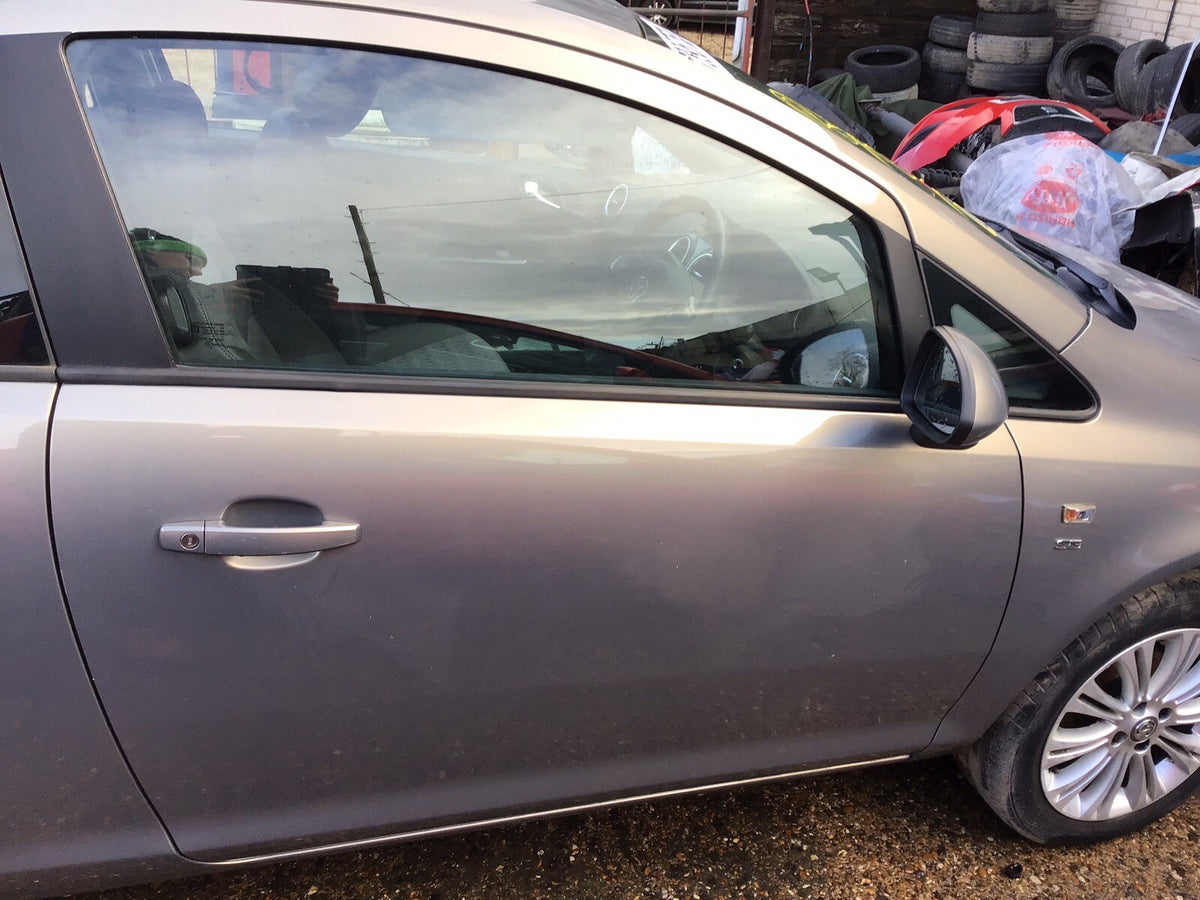 VAUXHALL CORSA D DRIVER SIDE O/S DOOR PEPPERDUST METALLIC Z40W 3 DOOR 2006 20141