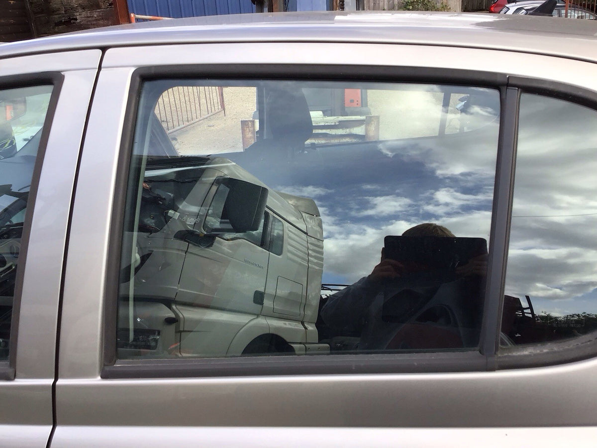 TOYOTA YARIS MK1 PASSENGERS SIDE REAR DOOR WINDOW GLASS 5 DOOR 1999 20054