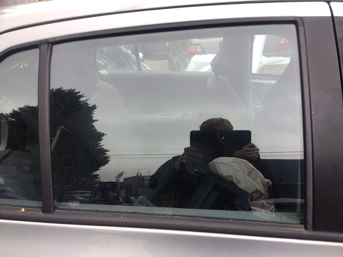 TOYOTA YARIS MK2 DRIVER SIDE REAR DOOR WINDOW GLASS 5 DOOR 2005 20112