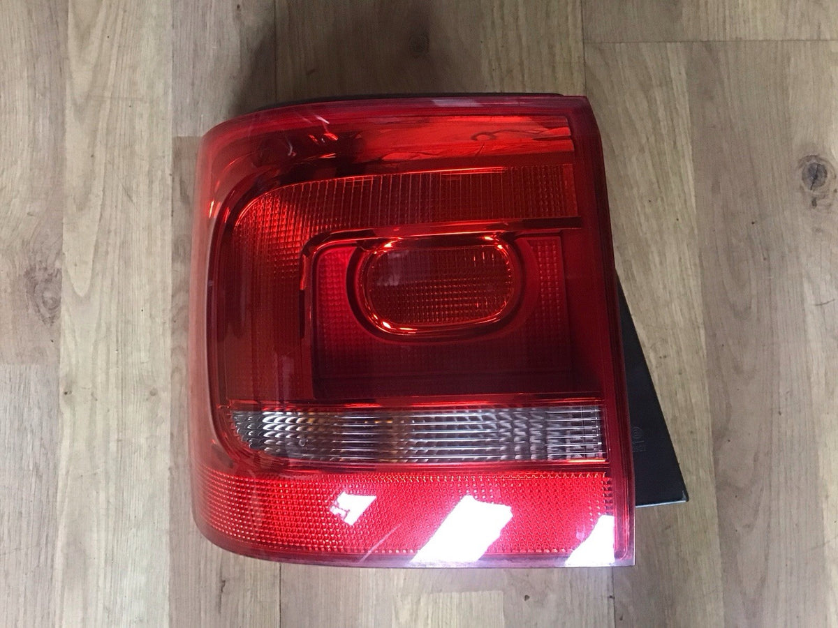 VOLKSWAGEN TOURAN PASSENGER'S SIDE N/S REAR LIGHT 1T0945095R 2010 20152