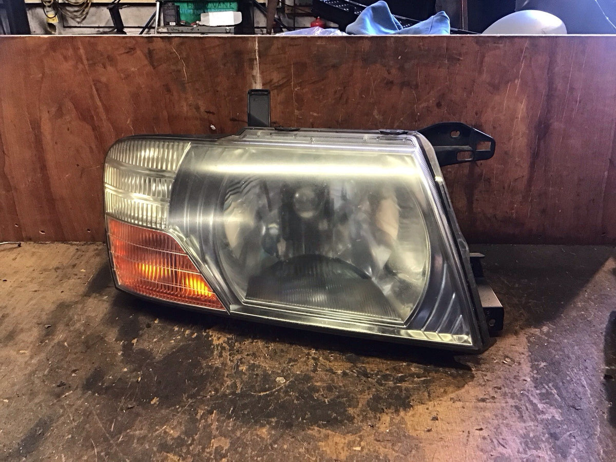 MITSUBISHI SHOGUN MK3 DRIVERS SIDE O/S HEADLIGHT  2000 20061