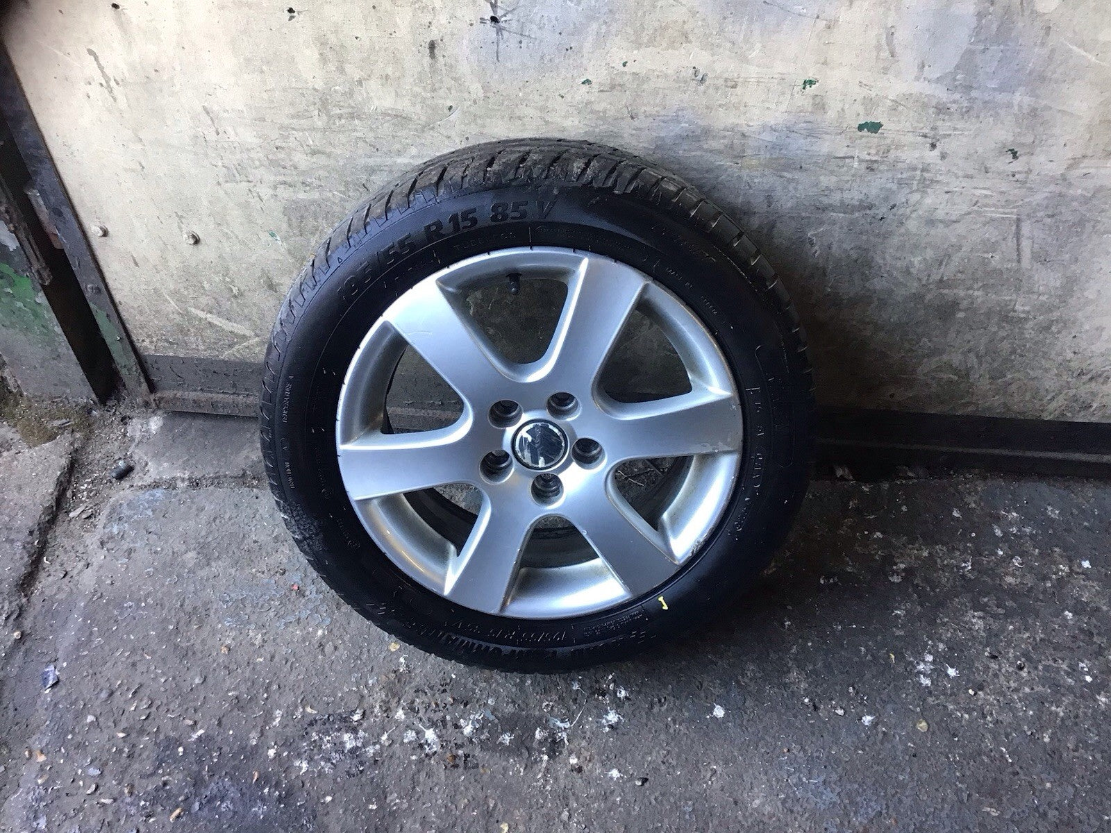 VOLKSWAGEN POLO 9N3 ALLOY WHEEL 15'' 6Q0601025R WITH TYRE 195X55X15 2005 20090