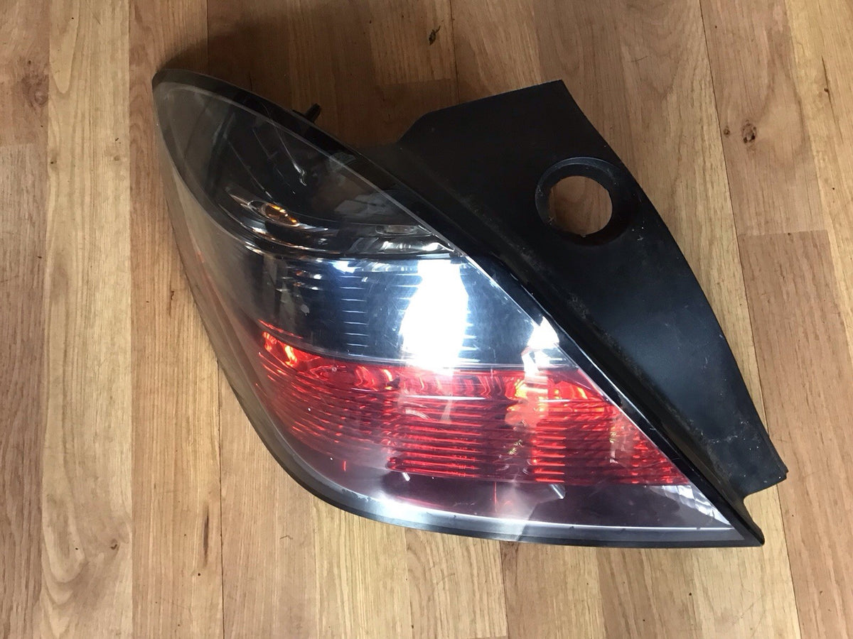VAUXHALL ASTRA H PASSENGER'S SIDE N/S REAR LIGHT CLUSTER 13252443 2005 20092