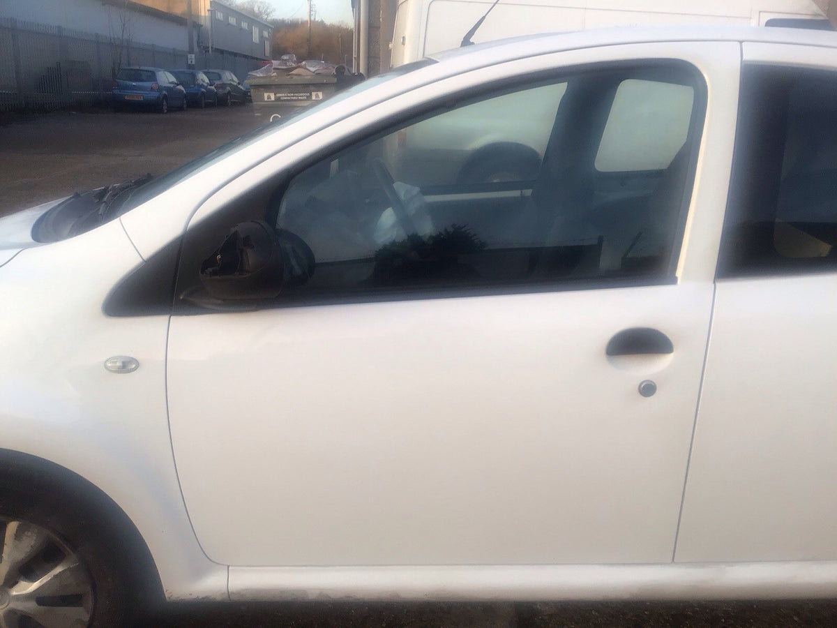 PEUGEOT 107 PASSENGER SIDE N/S FRONT DOOR WHITE KWD 5 DOOR 05 132