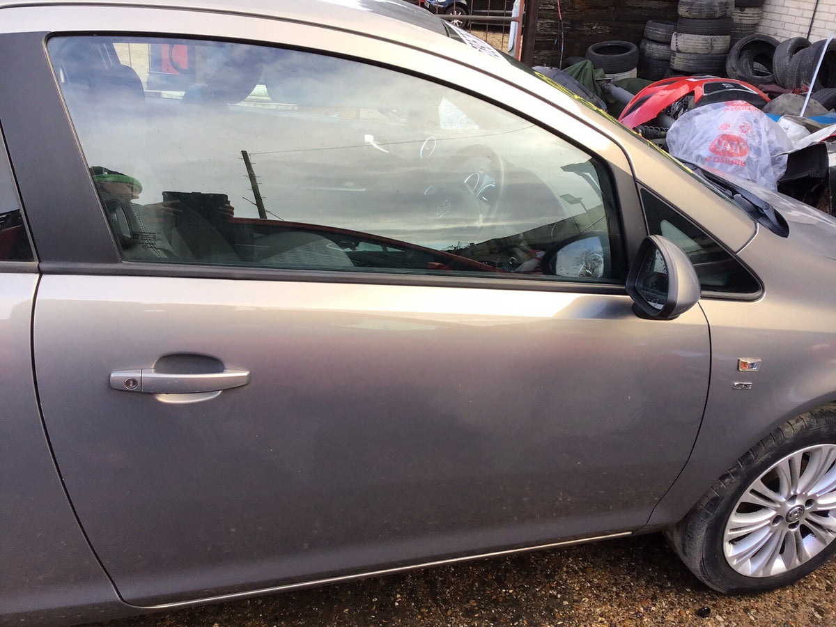 VAUXHALL CORSA D DRIVER SIDE O/S DOOR PEPPERDUST METALLIC Z40W 3 DOOR 2006 20140